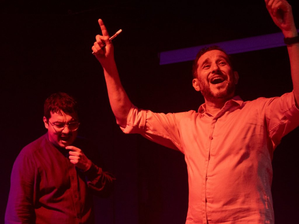 Gerson Vichez y Yasser Pérez mientras pinchan los vinilos de Cerati. Fotografía/ Mariana Cabrera