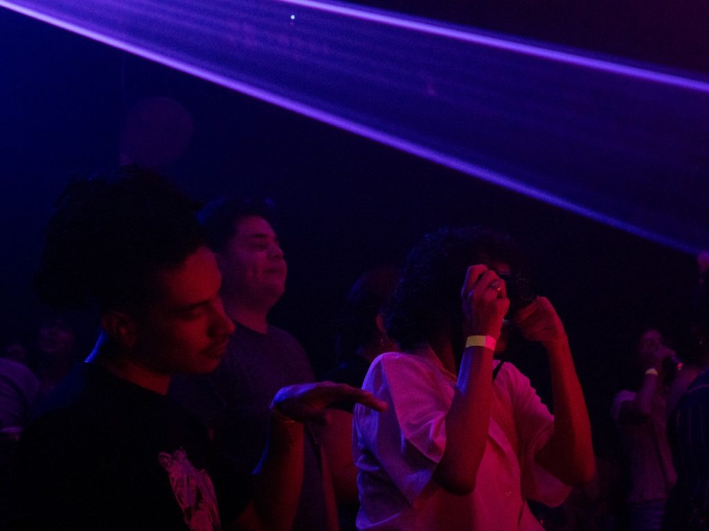 La pista de baile se llena de energía durante el tributo. Fotografía/ Mariana Cabrera