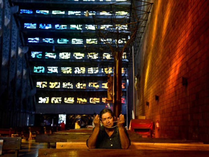 Entre sus paredes de concreto visto, la ordenada filtración, la sucesión de luces, las vidrieras y un estilizado vía crucis hecho a base de hierro negro sobre cemento y piedra pómez, atrae a los devotos que desean meditar y admirar la belleza artística de su interior.
