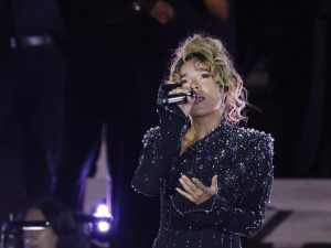 La cantante colombiana se convirtió en la primera artista latinoamericana invitada de honor al legendario cabaret parisino.