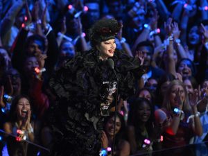La cantante y compositora estadounidense Lady Gaga recibe el premio a Artista del Año durante los MTV Video Music Awards, en el UBS Arena de Elmont, Nueva York, el 7 de septiembre de 2025. Foto/ AFP