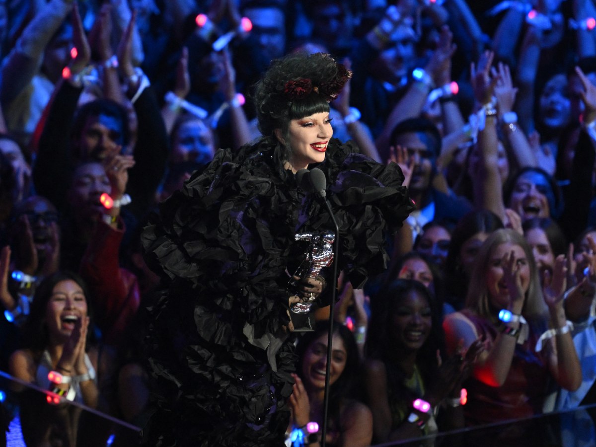 La cantante y compositora estadounidense Lady Gaga recibe el premio a Artista del Año durante los MTV Video Music Awards, en el UBS Arena de Elmont, Nueva York, el 7 de septiembre de 2025. Foto/ AFP