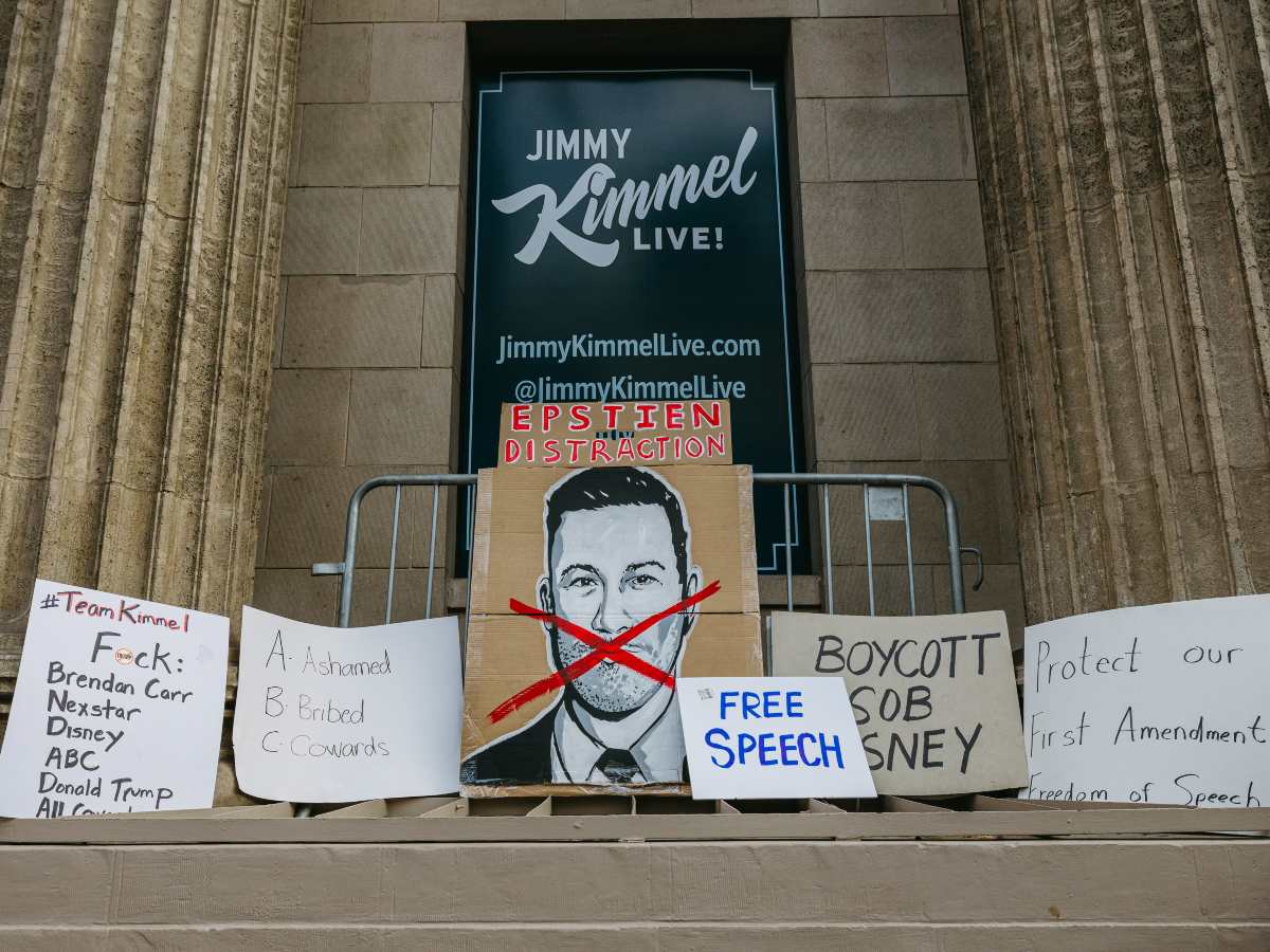 Nextar y Sinclair, dos grandes conglomerados mediáticos, anunciaron que no emitirán “Jimmy Kimmel Live!”.