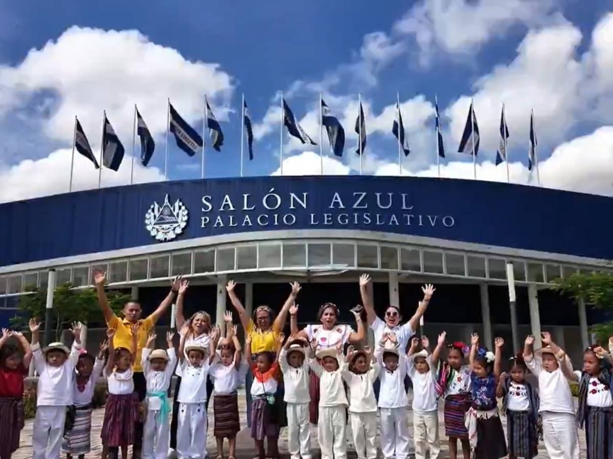 Canto del Himno Nacional en náhuat por parte de los estudiantes de Izalco