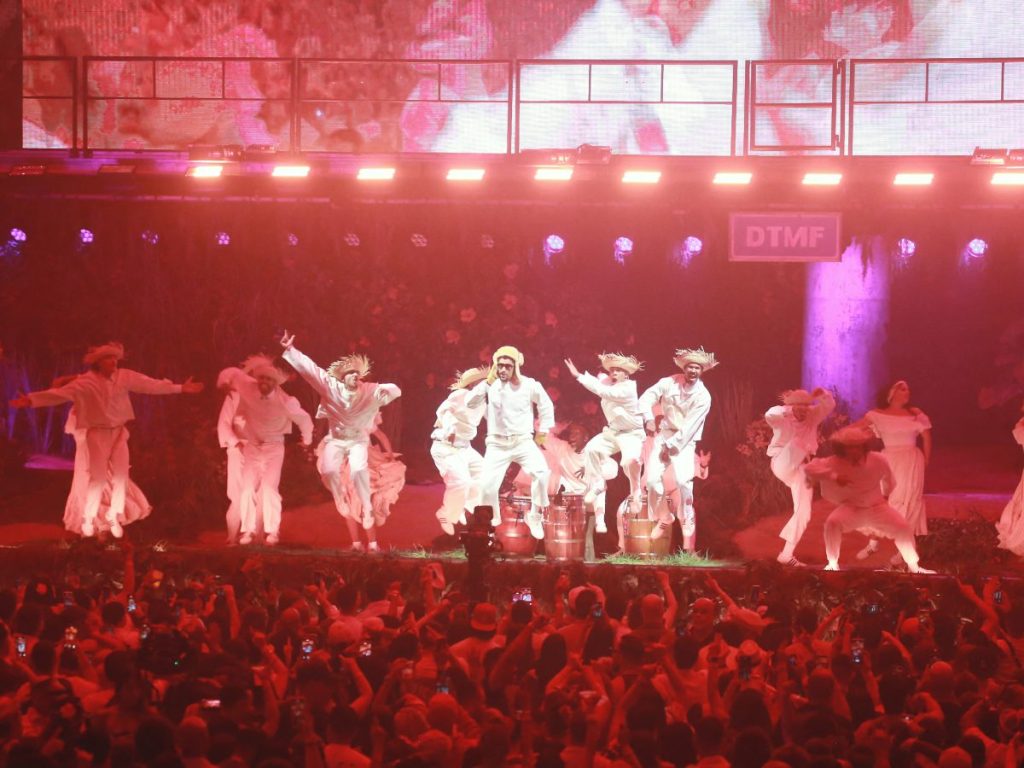 Un escenario tropical y acústico dio un nuevo aire a clásicos de su repertorio. Fotografía/AFP