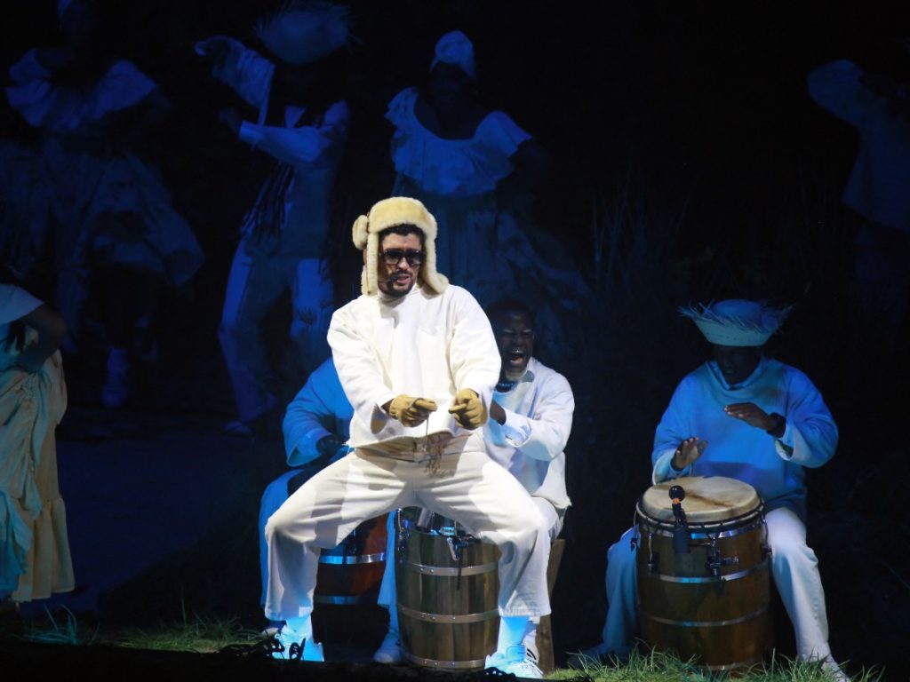 El Coliseo José Miguel Agrelot se vistió de fiesta con miles de fanáticos que celebraron junto al artista. Fotografía/AFP