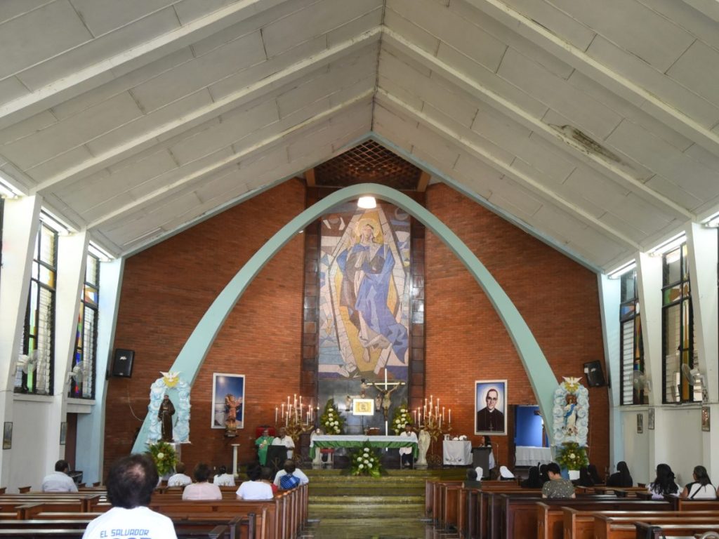 La Parroquia Nuestra Señora de la Asunción, inaugurada en 1962, suma carácter arquitectónico y espiritual al corazón de la colonia. Fotografía/ elsalvador.com
