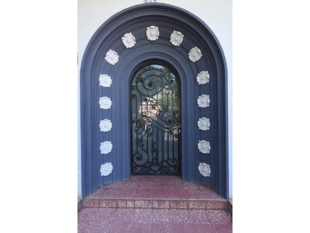 Las “casas villas” de Flor Blanca destacan por techos de teja, ventanales únicos, jardines amplios y detalles artesanales en madera y piedra volcánica. Fotografía/ elsalvador.com