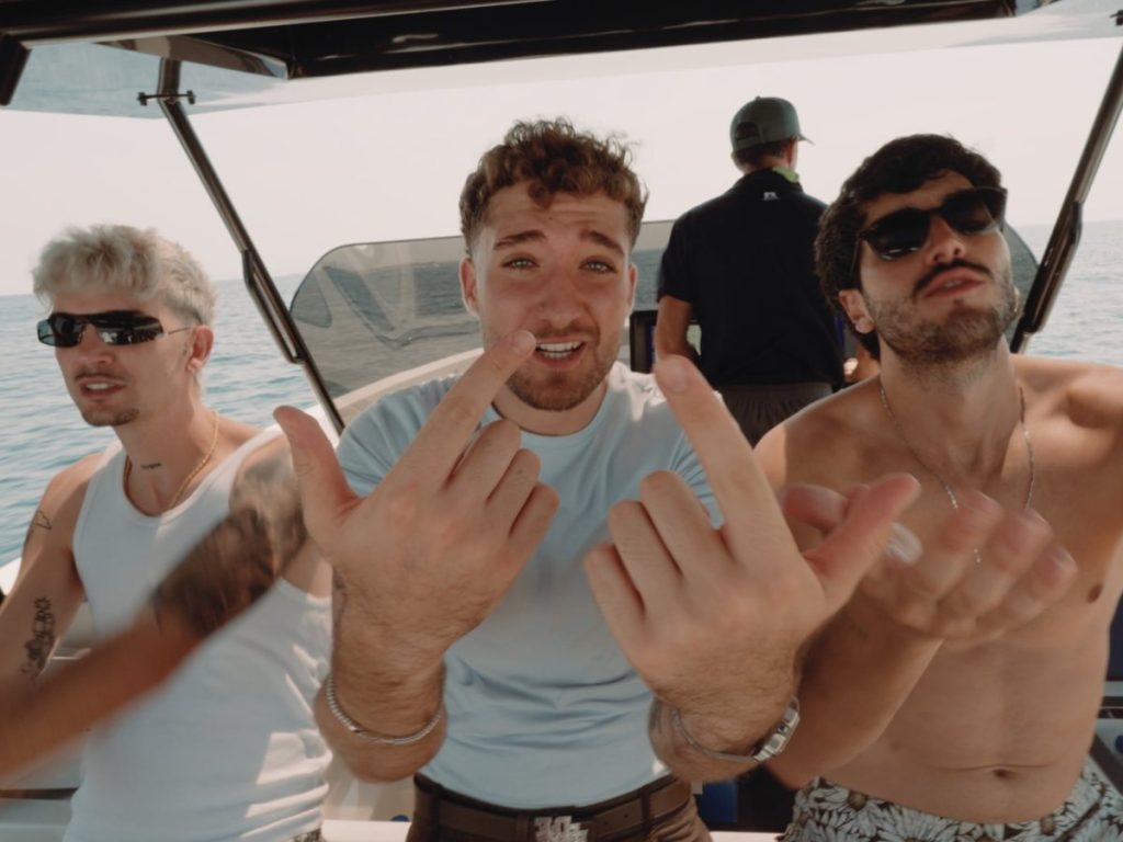 Fotografía cedida por The Feelms que muestra al colombiano Sebastián Yatra (d) junto con el cantante español Lucho RK (c) quien apareció con él en el sencillo 'Canción para regresar'.