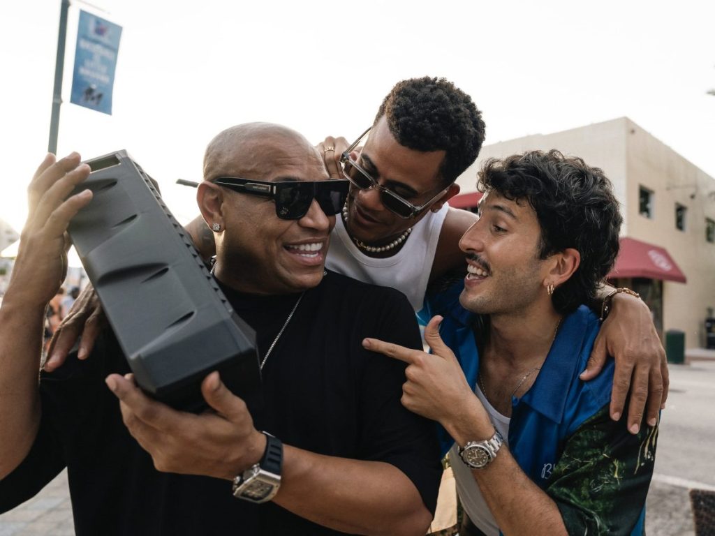  Fotografía cedida por Juankr que muestra al colombiano Sebastián Yatra (d) junto los integrantes del dúo cubano, Gente de Zona, quienes aparecen con él en el sencillo 'Canción para regresar'. 