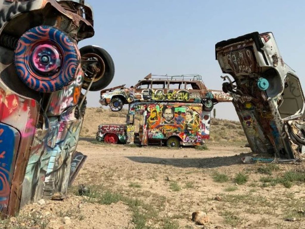 El artista Spartacous Cacao intervino con un linograbado el International Car Forest of the Last Church, un espacio surreal, según el artista, en el desierto de Nevada