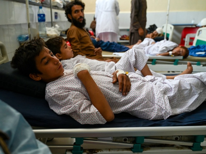Niños afganos heridos durante terremotos reciben atención médica en un hospital de Jalalabad.