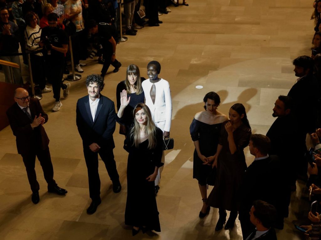 Cientos de personas estuvieron bajo la lluvia durante horas para ver a caminar a Angelina Jolie por la alfombra roja, mientras que en la zona de prensa se formó una fila inusual de periodistas. Foto: EFE