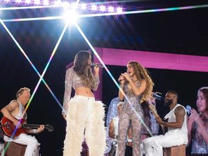 Belinda y Shakira en concierto de México