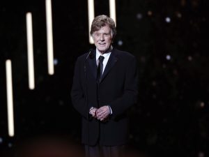 El actor y director estadounidense Robert Redford, invitado de honor, recibe el premio honorífico a su trayectoria durante la 44.ª ceremonia anual de los Premios César en París, Francia, el 22 de febrero de 2019.