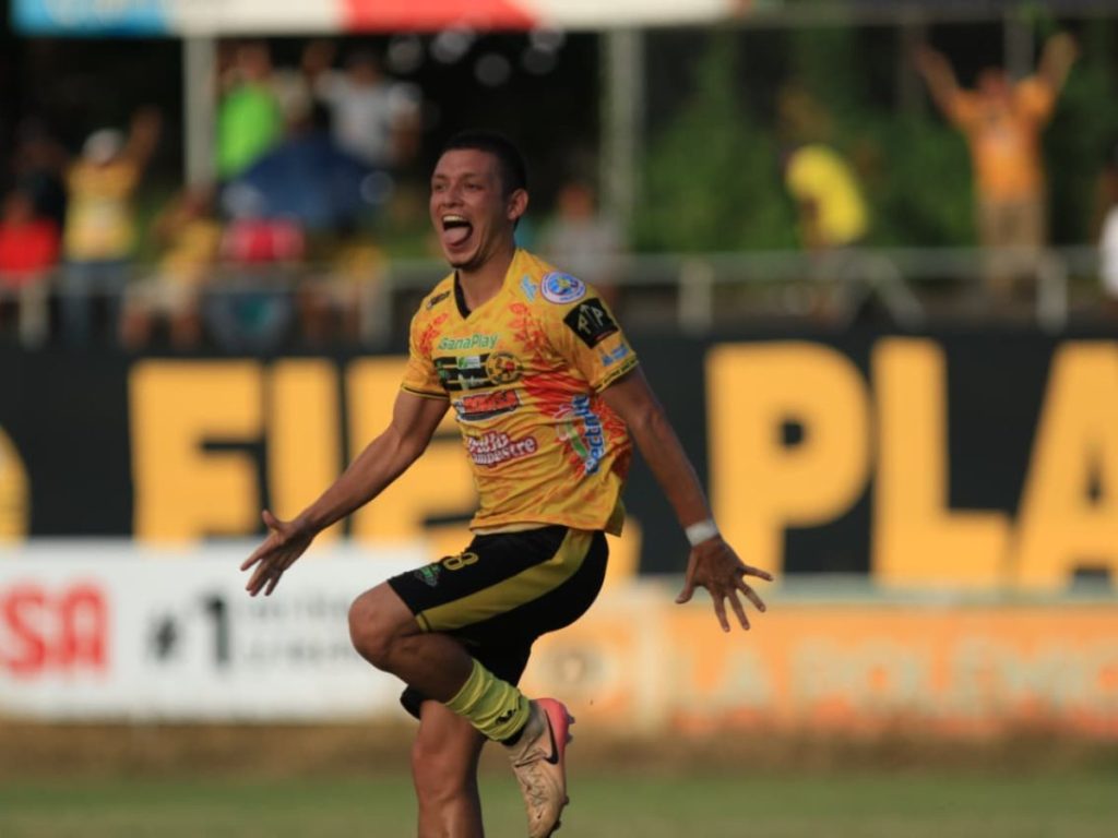 Emerson Sandoval celebra su gol con Platense ante el Metapán. Foto / Elsalvador.com