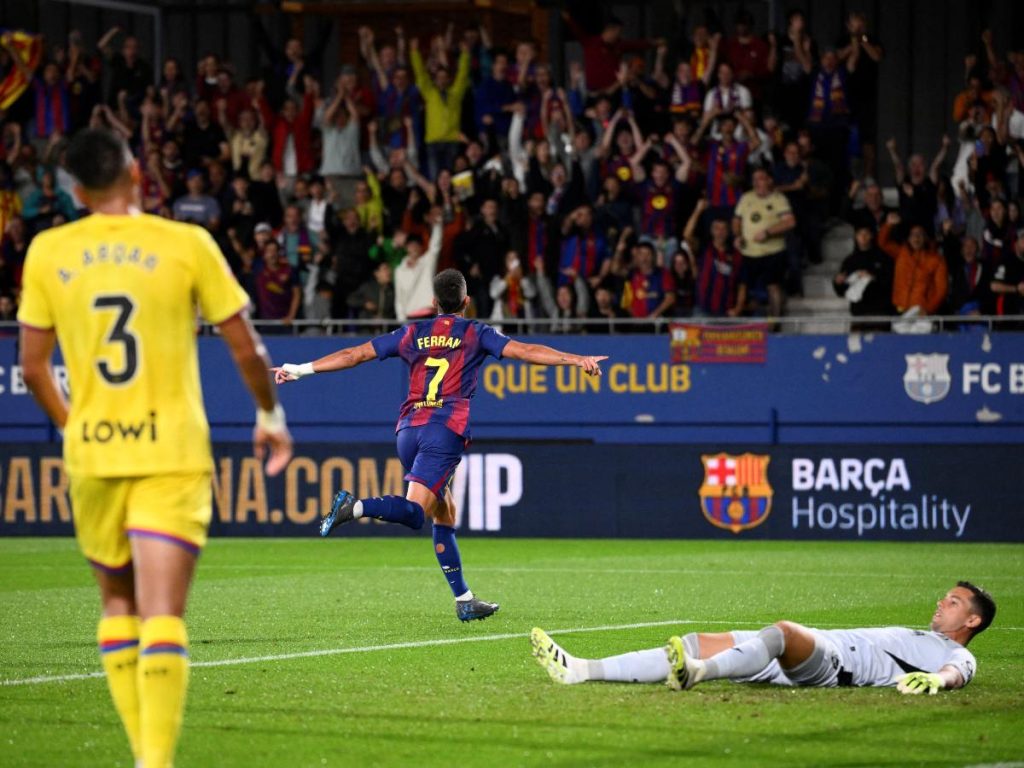 Ferran Torres (izq.) celebra gol del Barcelona ante el Getafe. Foto AFP