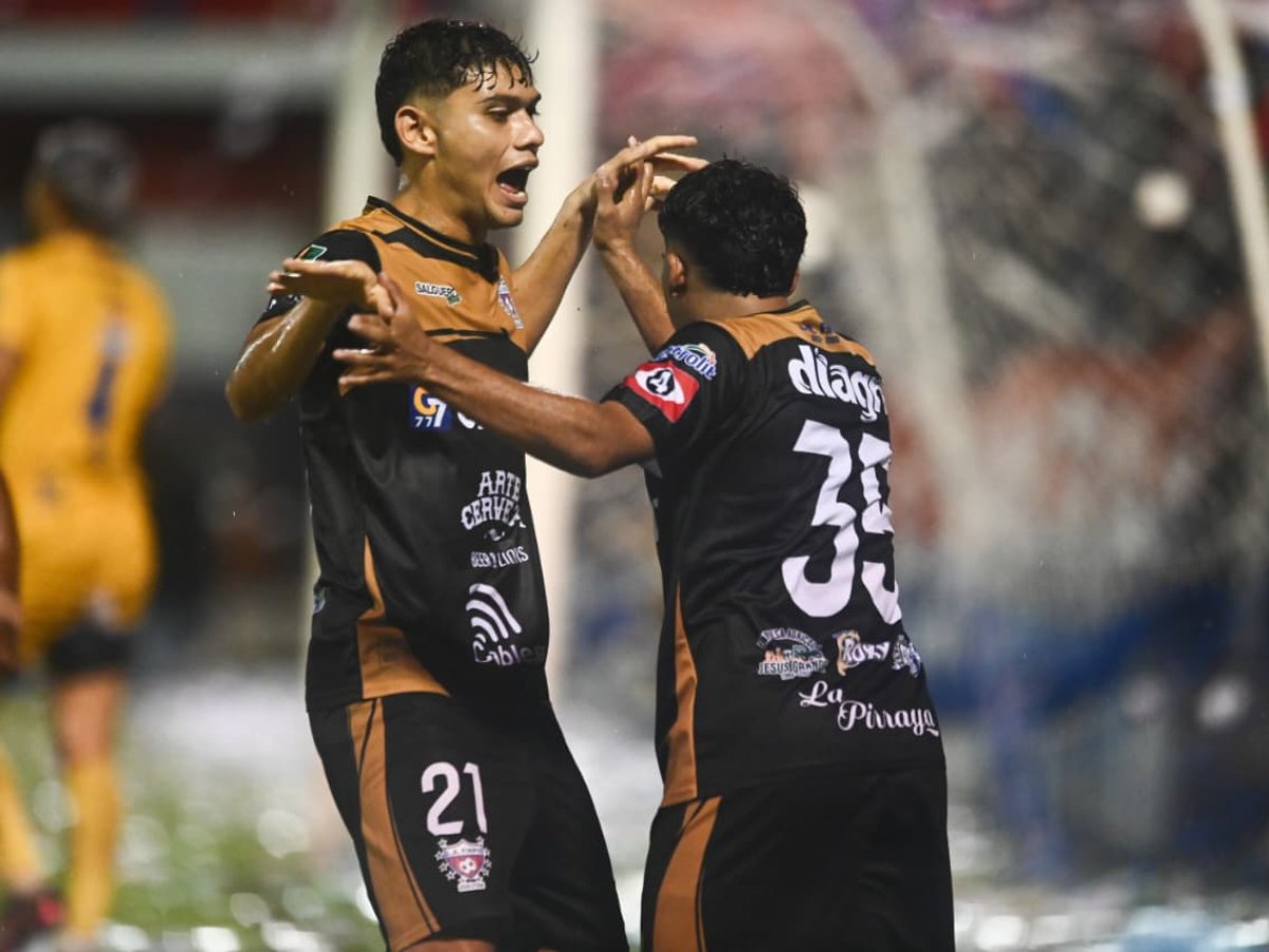 Elias Gumero (21) y Nelson Díaz de Firpo celebran el empate ante Limeño. Foto elsalvador.com