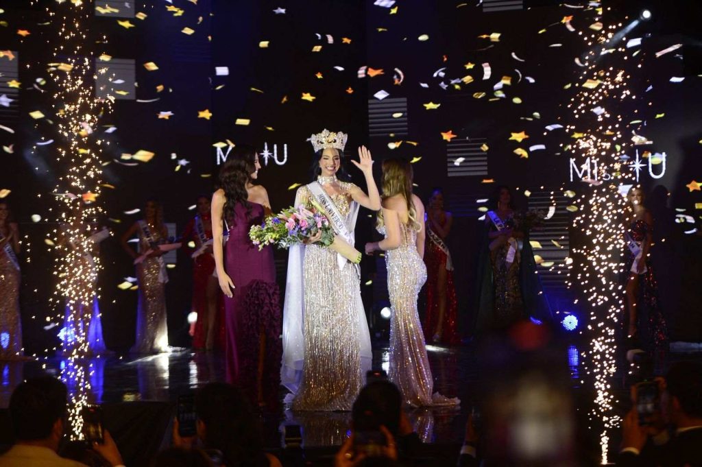 Giulia Zanoni (centro) fue elegida Miss El Salvador 2025. Foto Jessica Orellana elsalvador.com