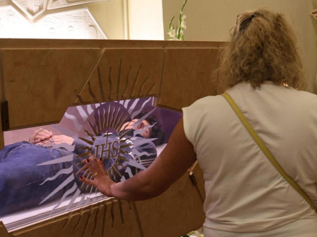 Un fiel contempla el cuerpo de San Carlo Acutis en el Santuario de la Renuncia en Asís, Italia, el 7 de septiembre de 2025. Fotografía/ EFE