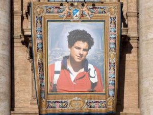 Retrato de Carlo Acutis en la Plaza de San Pedro durante su canonización y la de Pier Giorgio Frassati, este 7 de septiembre de 2025 en el Vaticano. Fotografía/ EFE
