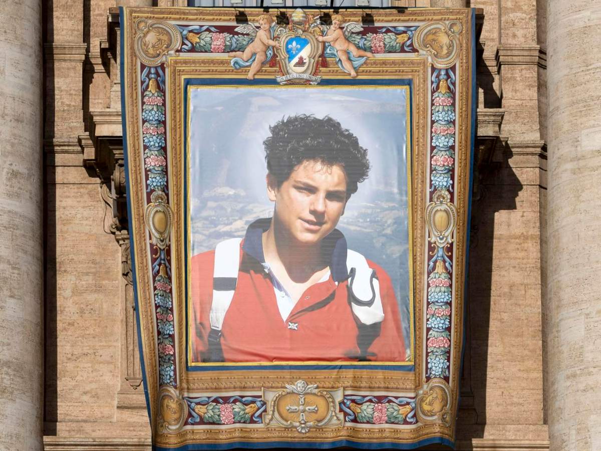 Retrato de Carlo Acutis en la Plaza de San Pedro durante su canonización y la de Pier Giorgio Frassati, este 7 de septiembre de 2025 en el Vaticano. Fotografía/ EFE