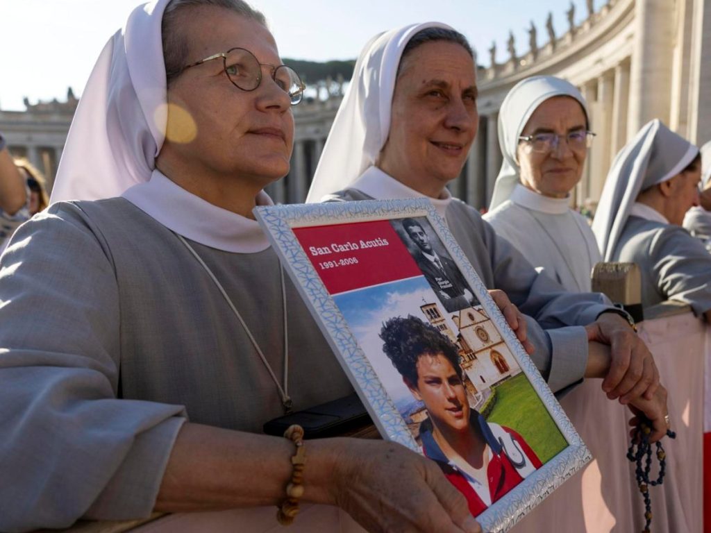 Peregrinos se reúnen en la Plaza de San Pedro para la canonización de Carlo Acutis y Pier Giorgio Frassati, este 7 de septiembre de 2025 en el Vaticano. Fotografía/ EFE
