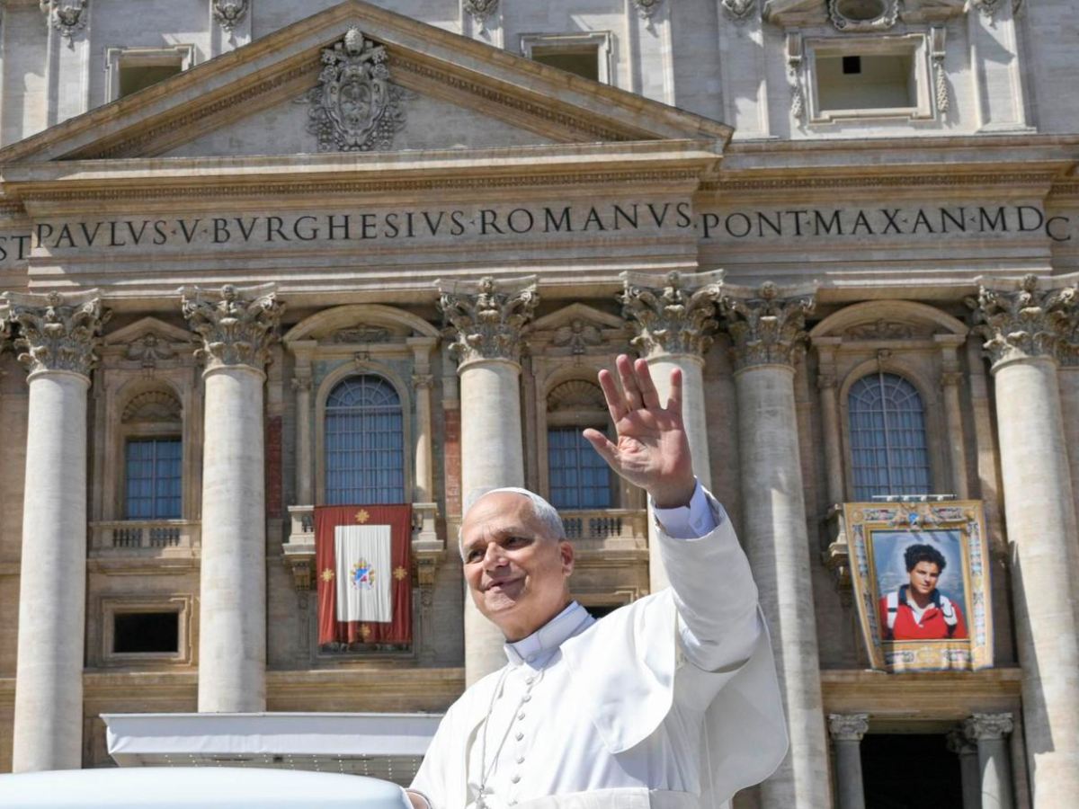 El Papa León XIV saluda a la multitud. Atrás se observa el retrato de San Acutis. Fotografía/ EFE