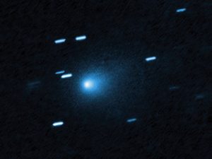 El telescopio Hubble capturó esta imagen del cometa interestelar 3I/Atlas el 21 de julio de 2025, cuando se encontraba a 277 millones de millas de la Tierra. La fotografía revela un núcleo sólido y helado envuelto en un capullo de polvo con forma de lágrima. Créditos: NASA, ESA, David Jewitt (UCLA); Procesamiento de imagen: Joseph DePasquale (STScI)