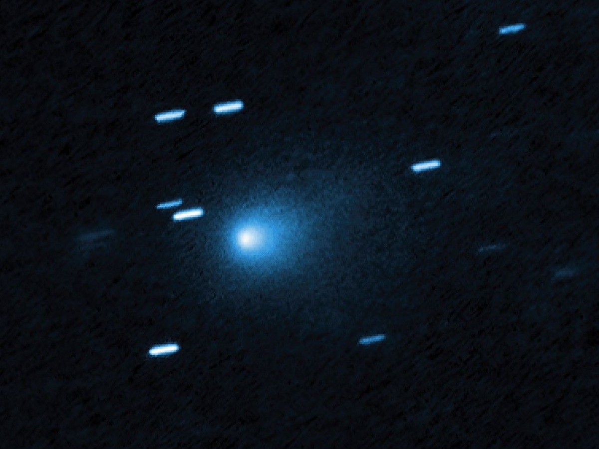 El telescopio Hubble capturó esta imagen del cometa interestelar 3I/Atlas el 21 de julio de 2025, cuando se encontraba a 277 millones de millas de la Tierra. La fotografía revela un núcleo sólido y helado envuelto en un capullo de polvo con forma de lágrima. Créditos: NASA, ESA, David Jewitt (UCLA); Procesamiento de imagen: Joseph DePasquale (STScI)