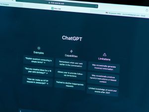 La sociedad alemana GEMA acusa a ChatGPT de reproducir letras de canciones sin licencia en su sistema de inteligencia artificial. Foto/ Freepik