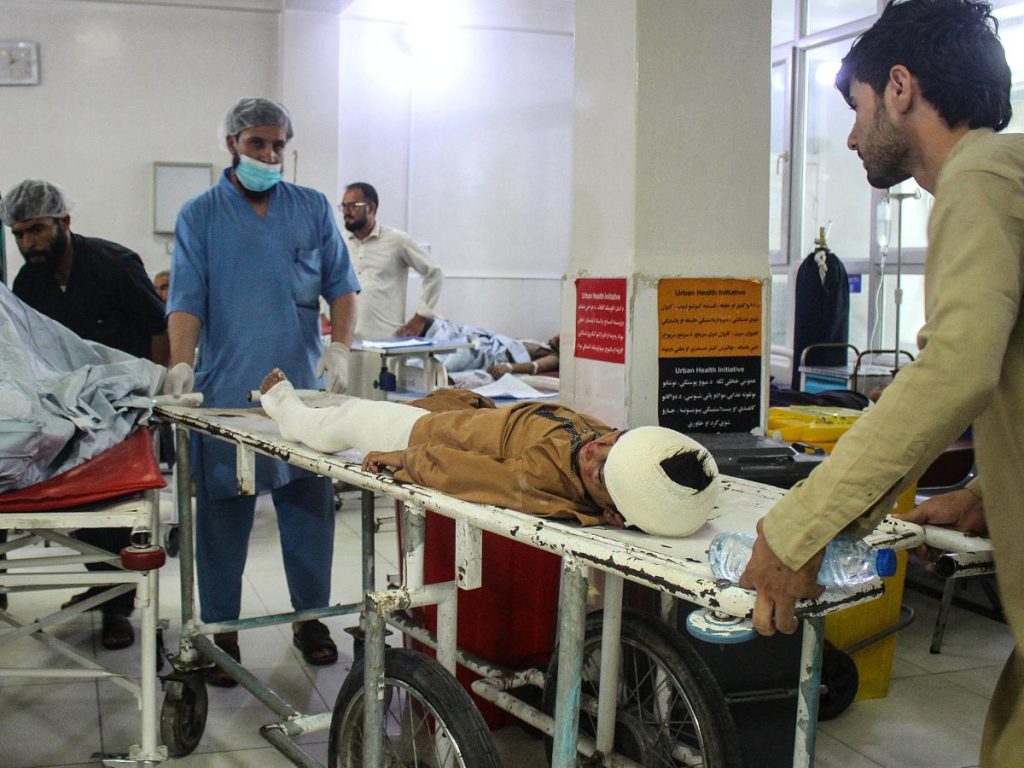 Personas afganas heridas reciben tratamiento en un hospital tras un terremoto en Jalalabad, en el este de Afganistán, el 1 de septiembre de 2025. Fotografía/ AFP