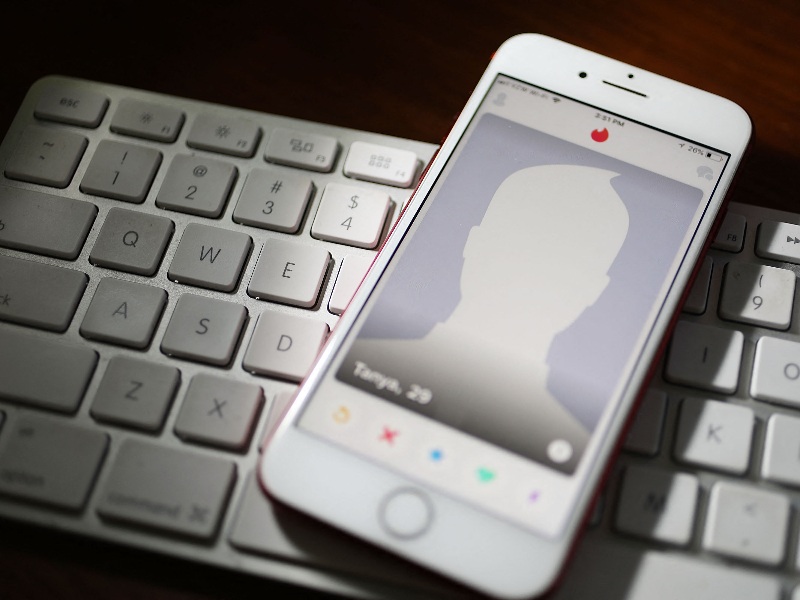 Netflix retomó la historia de Simon Leviev y sus acciones en Tinder para estafar mujeres. / AFP