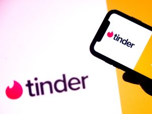 Tinder es una aplicación muy popular para personas que buscan conseguir pareja sentimental. / AFP
