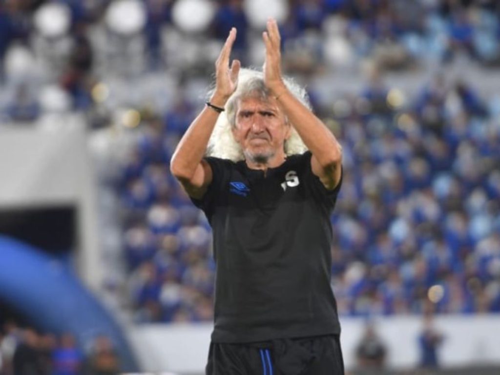 Mágico González en homenaje. Foto / elsalvador.com