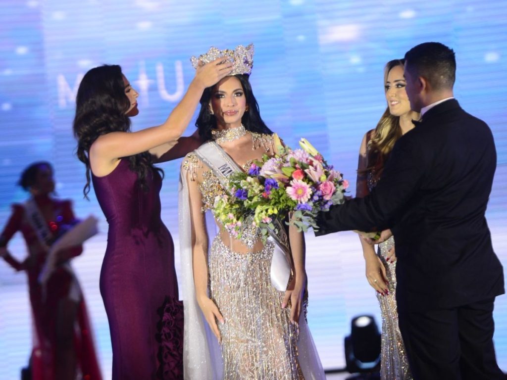 Isabella García-Manzo (izq.) coronando a Giulia Zanoni como Miss El Salvador 2025. Foto Jessica Orellana elsalvador.com