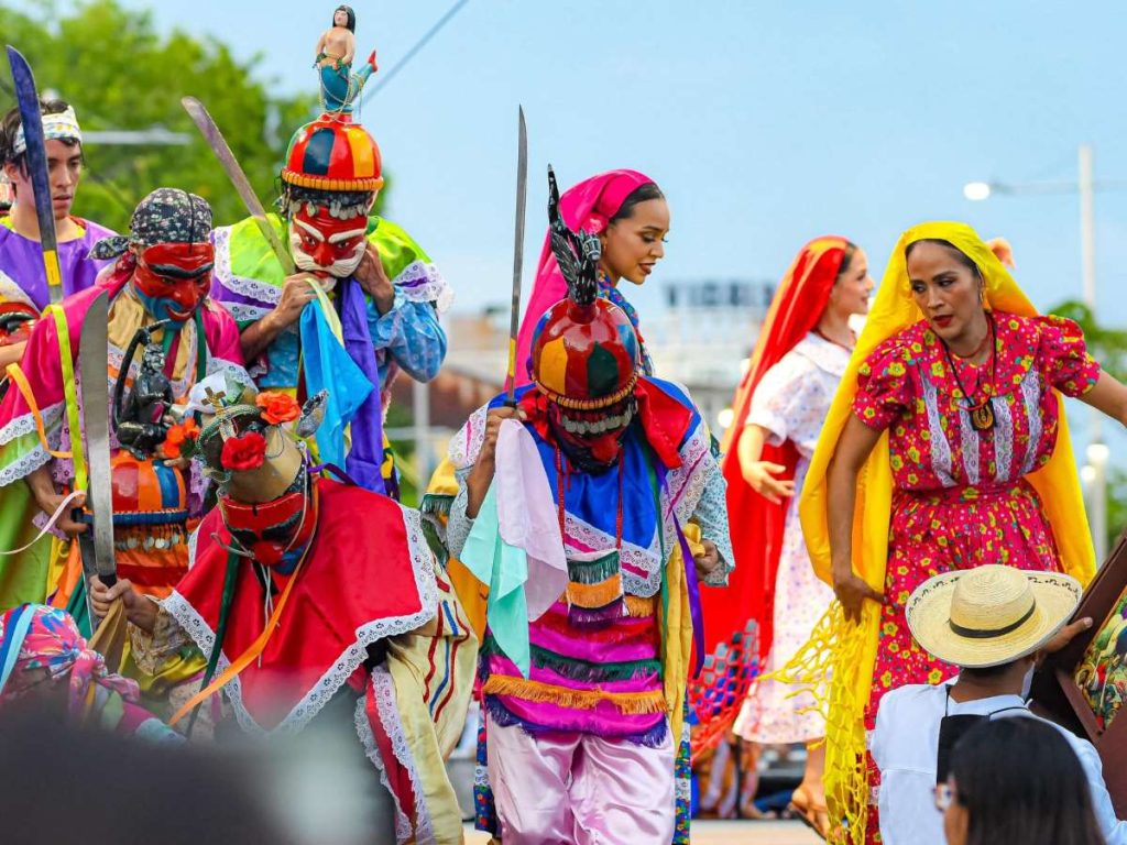 El Ballet Folklórico Nacional llenó de color y tradición la Plaza Gerardo Barrios durante las fiestas patrias, con danzas que resaltan la identidad y riqueza cultural de El Salvador.