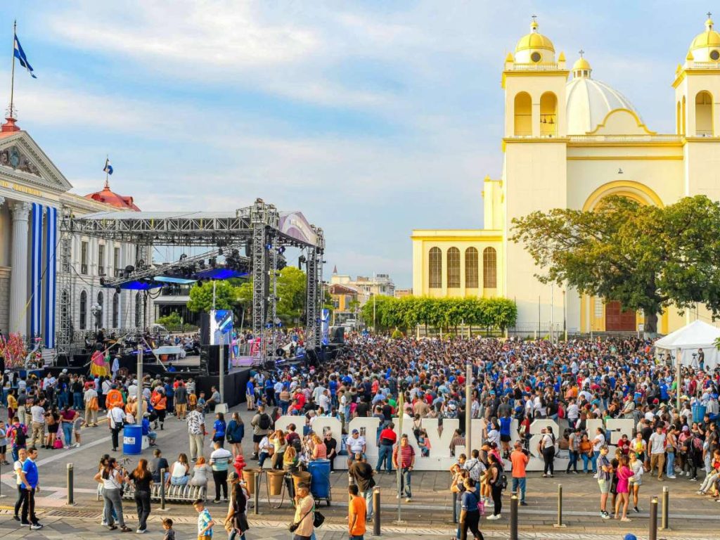 Miles de salvadoreños se reunieron en la Plaza Gerardo Barrios para vivir la tarde de independencia, disfrutando en familia de un ambiente cultural, festivo y lleno de orgullo patrio.