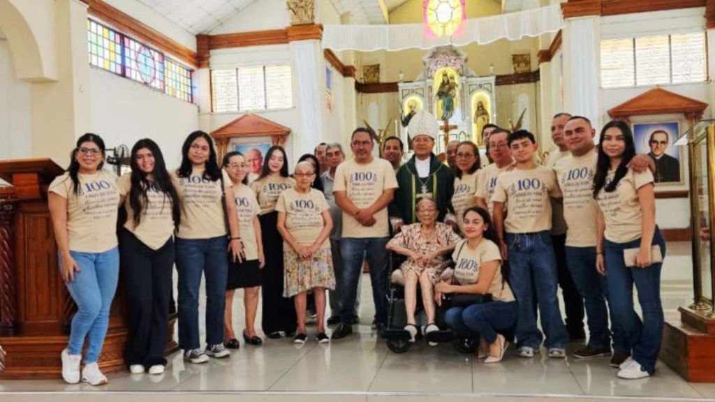 Doña Argelia, después de la misa en su honor con sus familiares y monseñor José Elías Rauda. Foto/ elsalvador.com