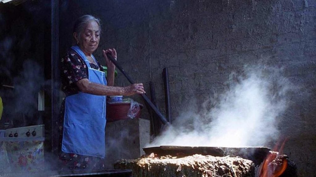 Hasta hace algunos años, doña Argelia se mantenía activa en el área de cocina de su reconocida dulcería. Foto/ Archivo