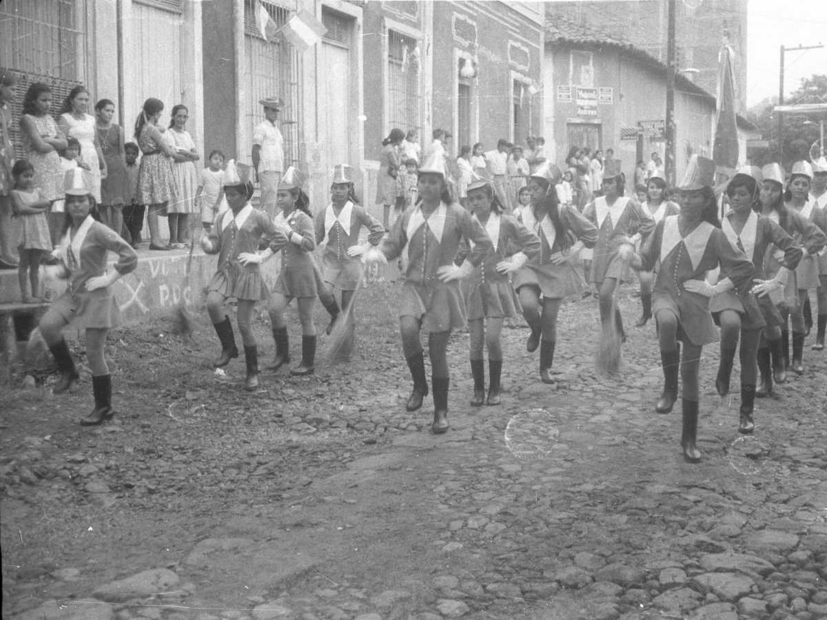 Así lucían las cachiporristas en desfiles de los 80 y 90