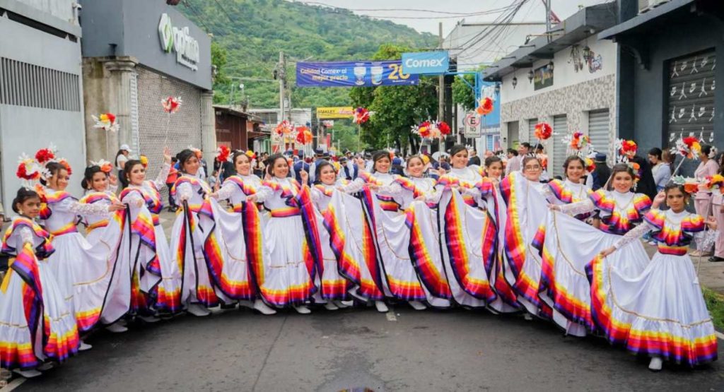 Cachiporristas del Complejo Educativo Católico Guadalupe Cárcamo