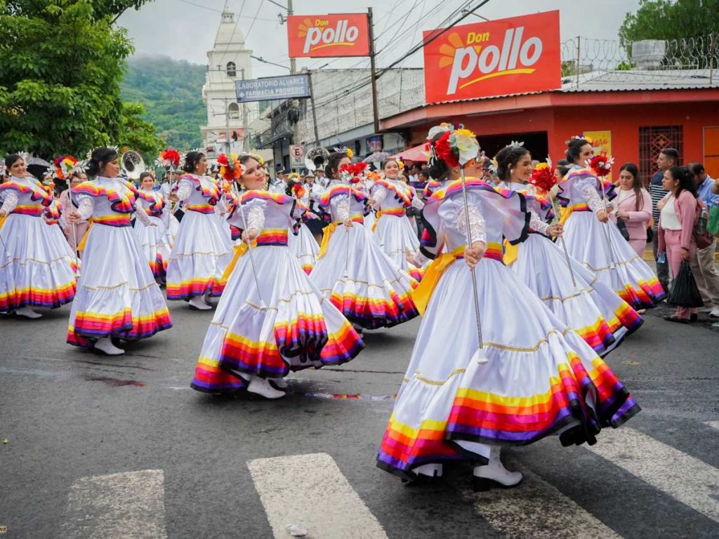 Cachiporristas del Complejo Educativo Católico Guadalupe Cárcamo