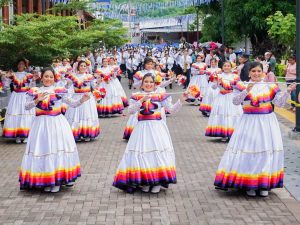 Cachiporristas del Complejo Educativo Católico Guadalupe Cárcamo