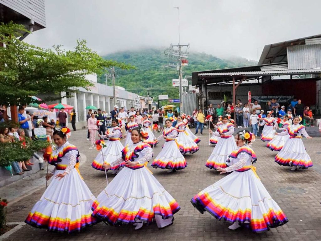 Cachiporristas del Complejo Educativo Católico Guadalupe Cárcamo