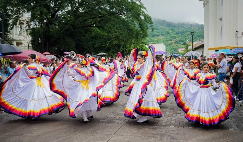 Cachiporristas del Complejo Educativo Católico Guadalupe Cárcamo