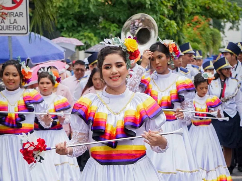 Cachiporristas del Complejo Educativo Católico Guadalupe Cárcamo