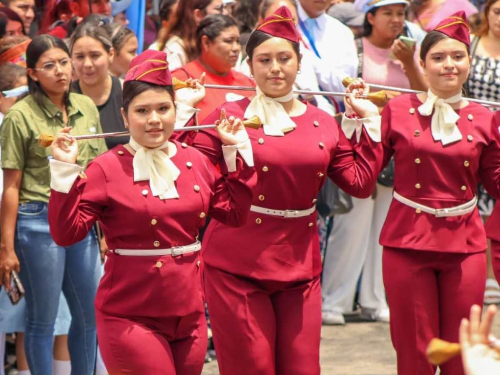 cachiporristas del Complejo Educativo Católico Santa Gema