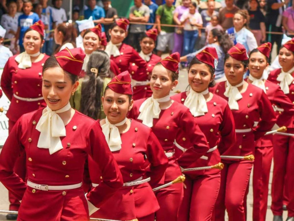 cachiporristas del Complejo Educativo Católico Santa Gema