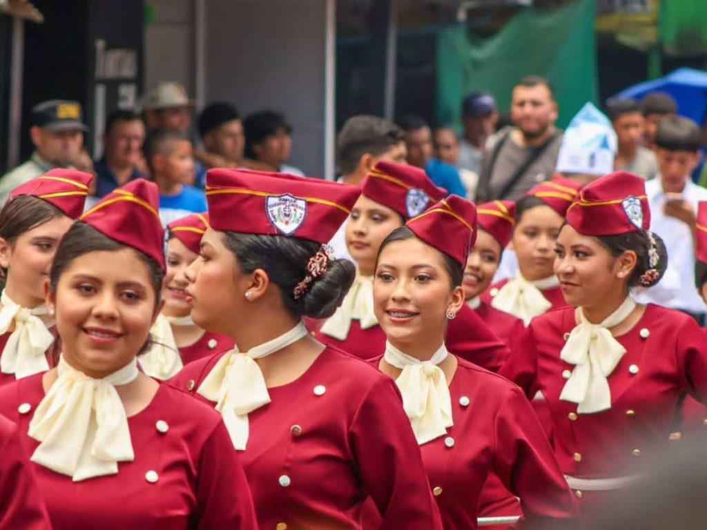 cachiporristas del Complejo Educativo Católico Santa Gema